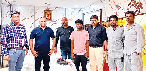 Solapur Crime: ब्रँडेड कंपन्यांचे बनावट शर्ट तयार करणाऱ्यास पकडले