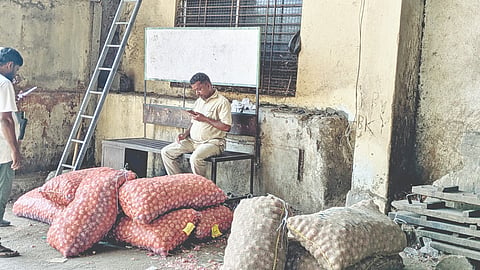 Solapur News: कोट्यवधींची उलाढाल, पिण्यासाठी नाही पाणी