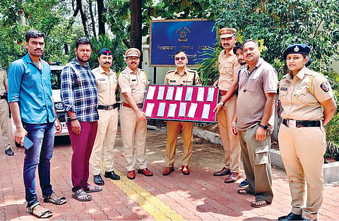 Sangli police: चोरीला गेलेले १६ मोबाईल नागरिकांना केले परत