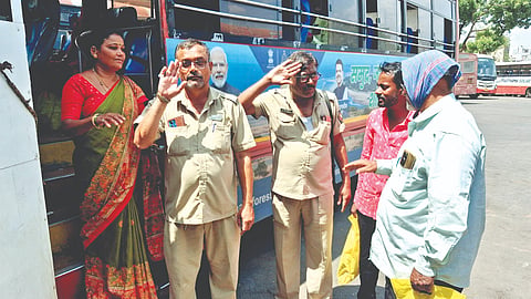 Solapur ST News: एसटी प्रवाशांचे चक्क 'सॅल्यूट' ने स्वागत 