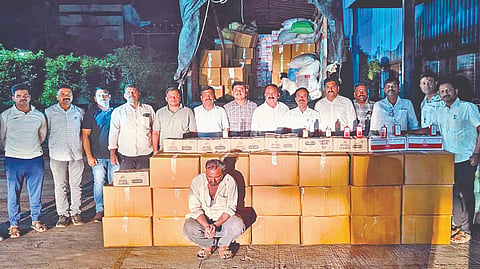 Satara liquor smuggling: प्‍लास्टिक सिरॅमिकच्या आड दारू वाहतूक