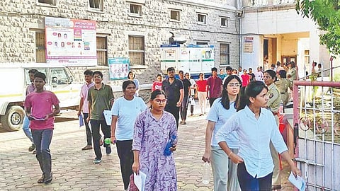 Solapur NEET Exam: जिल्ह्यात 'नीट' सुरळीत