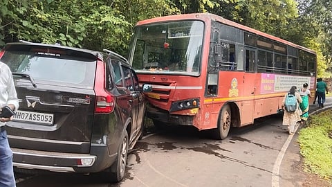 Devgad Accident | देवगड - मोंड बापर्डे मार्गावर एसटी बस स्कॉर्पिओची धडक! 