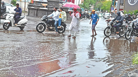 कोल्हापूर : मंगळवारी दिवसभर पावसाची रिपरिप सुरू होती. अधूनमधून मध्यम सरी कोसळत होत्या. परिणामी शहरातील सखल भागात असे पाणीच पाणी साचले होते. 
