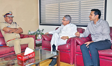 कोल्हापूर : कोल्हापूर परिक्षेत्राचे नूतन पोलिस महानिरीक्षक रंजनकुमार शर्मा यांनी मंगळवारी दै. ‘पुढारी’चे मुख्य संपादक डॉ. प्रतापसिंह जाधव, ‘पुढारी’ माध्यम समूहाचे चेअरमन डॉ. योगेश जाधव यांच्याशी विविध विषयांवर चर्चा केली. 