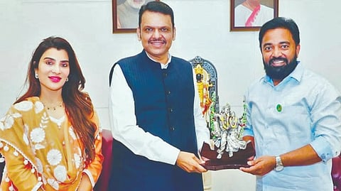 मुंबई : मुख्यमंत्री देवेंद्र फडणवीस यांना राधाकृष्णाची मूर्ती भेट देताना आ. राहुल आवाडे. शेजारी सौ. मौसमी आवाडे.