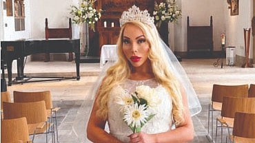 Model Self Wedding |