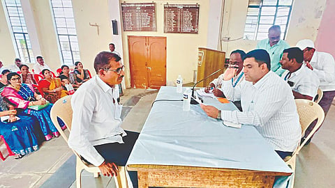Solapur News: आश्रम शाळेतील अतिरिक्त कर्मचाऱ्यांचे समायोजन 