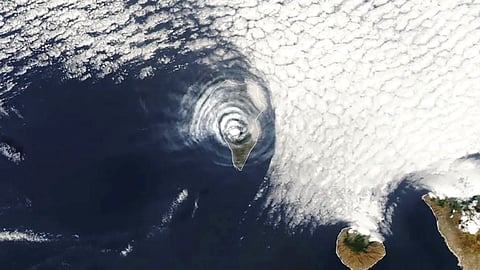 Volcanic Cloud Spiral Formation | 