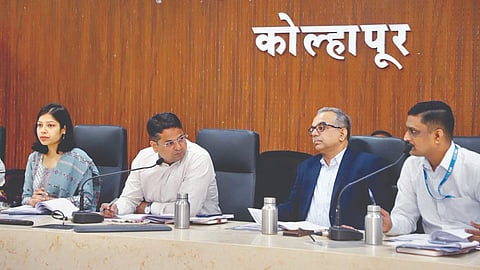 कोल्हापूर : जिल्हास्तरीय सल्लागार व आढावा समिती बैठकीत बोलताना जिल्हाधिकारी डॉ. विजय राठोड. यावेळी उपस्थित मुख्य कार्यकारी अधिकारी डॉ. जसमीन यांच्यासह बँक अधिकारी.