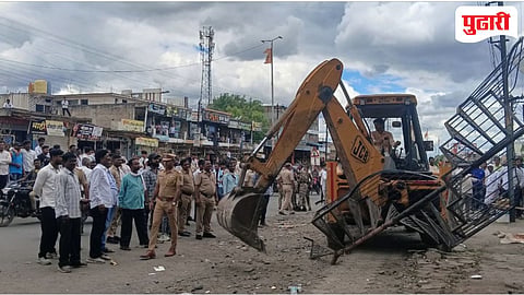 Nanded news | नोटिसांकडे दुर्लक्ष महागात; नरसीतील दोन दशकांपासूनची अतिक्रमणे जमीनदोस्त