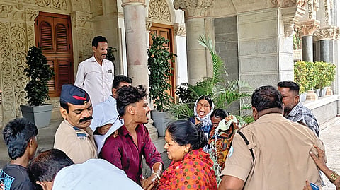 Solapur: आमचे घर आम्हाला द्या म्हणत ओतून घेतले डिझेल
