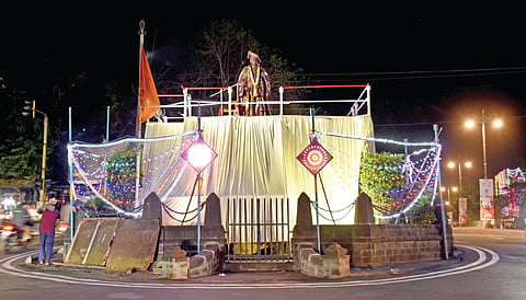 कोल्हापूर : लोकराजा राजर्षी छत्रपती शाहू महाराज यांच्या जयंतीच्या पूर्वसंध्येला दसरा चौकातील त्यांच्या पूर्णाकृती पुतळ्याला आकर्षक विद्युत रोषणाई करण्यात आली आहे. 