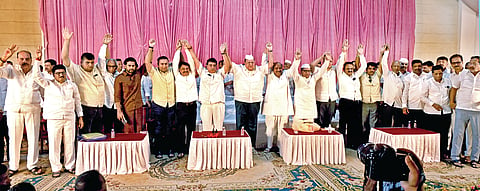 कोल्‍हापूर : सहायक निबंधक कार्यालयात ठरावधारकांची गर्दी झाल्‍याने गोंधळ उडाला.         
	 