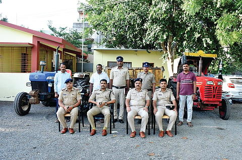 Karnataka Crime: साडेनऊ लाखांचे ट्रॅक्टर, दुचाकी जप्त