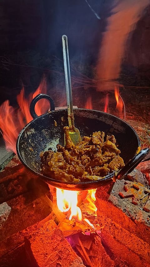 लोखंडी कढईत जेवण बनवले तर काय होते?