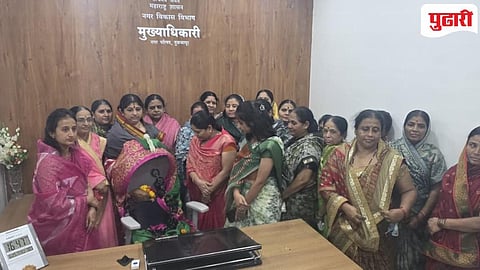 Tuljapur News | मुख्याधिकाऱ्यांच्या खुर्चीची ओटी भरली : तुळजापूर यात्रा मैदान प्रश्नावर महिलांचे आक्रमक आंदोलन 
