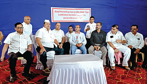 कोल्‍हापूर : अपुर्‍या व्‍यवस्‍थेमुळे मंत्री मुश्रीफ यांनी सहा. निबंधक कार्यालय येथे सहा. निबंधक ठाकरे यांना चांगलेच झापले. 
