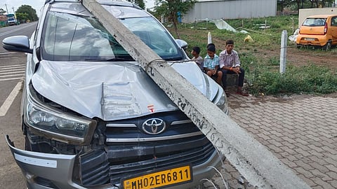 Nipani Accident : स्पीड ब्रेकरवरून आदळली कार; विद्युत खांबाला धडक, लाखांचे नुकसान