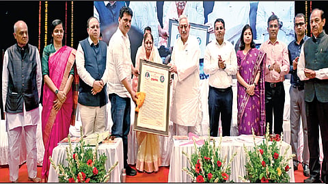 कोल्हापूर : छत्रपती शाहू मेमोरियल ट्रस्टच्या वतीने देण्यात येणारा यंदाचा राजर्षी शाहू पुरस्कार मरणोत्तर ज्येष्ठ इतिहास संशोधक कै. डॉ. जयसिंगराव पवार यांना देण्यात आला. पवार यांच्या वतीने खासदार शाहू महाराज यांच्या हस्ते पुरस्कार स्वीकारताना वसुधा जयसिंगराव पवार. यावेळी उपस्थित पालकमंत्री प्रकाश आबिटकर, डॉ. अशोक चौसाळकर, डॉ. ज्योती जाधव, डॉ. आर. के. कामत, डॉ. विजय राठोड, डॉ. जॅसमिन, गजानन गुरव आदी.                                                                              	