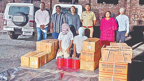Satara Gelatin sticks seized: मायणीत जिलेटिनच्या १८०० कांड्या सापडल्या