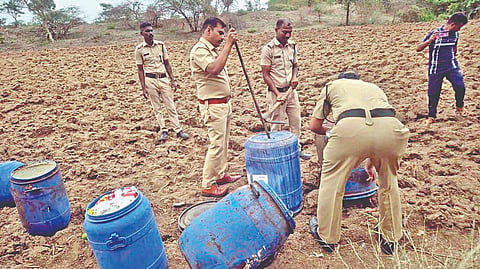 Satara Illegal liquor: खटावमध्ये  गावठी हातभट्टी दारूचा अड्डा उद्ध्व‌स्त
