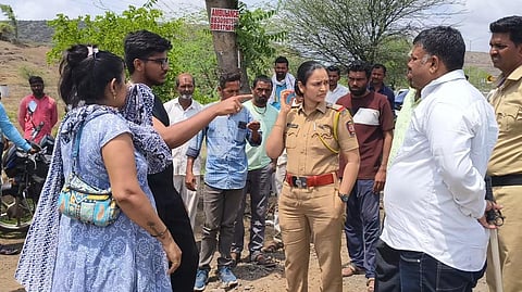 राष्ट्रीय मुंबई–आग्रा महामार्गावर चिंचवे शिवारात झालेल्या अपघाताची माहिती घेतांना सपोनि नंदा पाटील व उपस्थित वाहन चालक व ग्रामस्थ