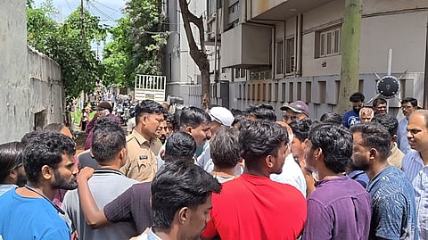 इचलकरंजी : जमाव जमल्‍याने घटनास्थळी तणाव निर्माण झाला.