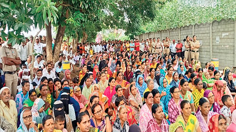 खिद्रापूर येथे विविध मागण्‍यांसाठी रस्त्यावर उतरलेल्या महिला व नागरिक.