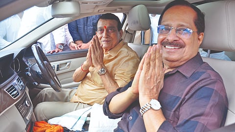 कोल्‍हापूर : भारतीय जनता पक्ष ‘गोकुळ’ ठरावधारकांच्‍या मेळाव्‍यातील उपस्‍थितीनंतर माजी आमदार महादेवराव महाडिक आणि ‘गोकुळ’चे माजी चेअरमन अरुण नरके यांनी एकाच वाहनातून जाणे पसंत केले. 	