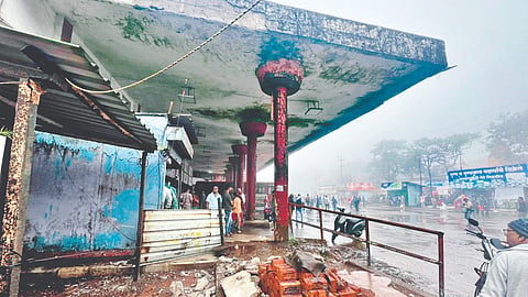 Mahabaleshwar news: महाबळेश्वर बसस्थानकाच्या छताचा भाग कोसळला
