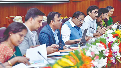 Dr. Parmeshwar: दुष्काळसंकटी जिल्ह्याला 5 कोटी