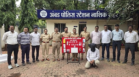 सिडको : अंबड पोलिस ठाणे येथे जप्त केलेले सोन्याचे दागिने व अटक केलेले आरोपी समवेत पोलिस अधिकारी