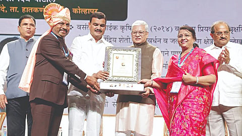 मुंबई : राज्यपाल डॉ. जिष्णू देव वर्मा यांच्या हस्ते डॉ. पंजाबराव देशमुख कृषिरत्न पुरस्कार स्वीकारताना डॉ. संजय डी. पाटील व सौ. वैजयंती संजय पाटील. सोबत कृषिमंत्री दत्तात्रय भरणे, जलसंपदामंत्री राधाकृष्ण विखे -पाटील आदी.