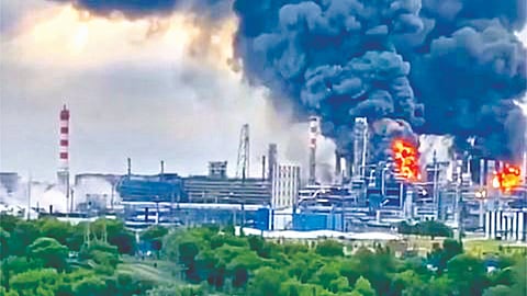 मॉस्को : युक्रेनच्या ड्रोन हल्ल्यात रशियाच्या रिफाईनरीचे झालेले नुकसान.