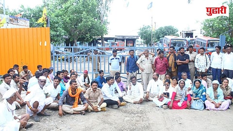 Hingoli ST Stand | अर्ध्या तिकीटाच्या वादातून एसटी वाहकावर टोळक्याचा हल्ला; संतप्त एसटी कर्मचाऱ्यांचे आंदोलन, बससेवा ठप्प