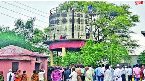 न्यायासाठी घुले कुटुंबाचे पाण्याच्या टाकीवर चढून आंदोलन