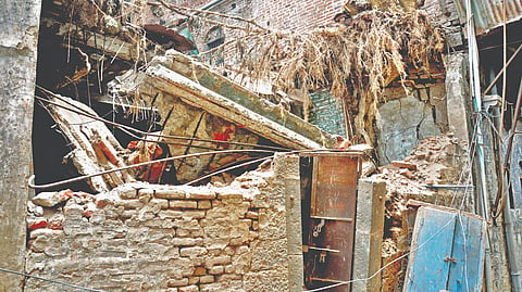 कोल्हापूर : गंजी गल्ली येथील हीच धोकादायक इमारत काही दिवसापुर्वी ढासळली होती. 	
