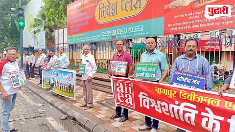 LIC Employees Human Chain