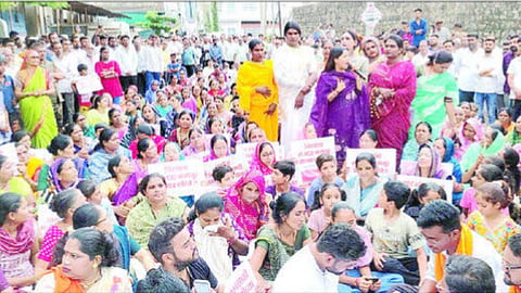 मालेगाव आरक्षित भूखंडांवरील आरक्षण पूर्ववत करण्यासाठी निघालेल्या जनआक्रोश मोर्चाला मार्गदर्शन करताना आंदोलनकर्त्या हर्षा ठाकूर