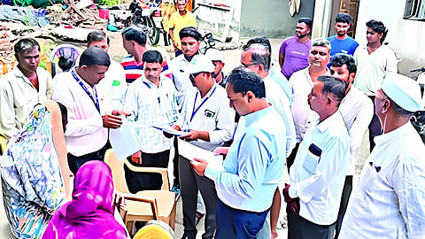 येवला : नागरिकांच्या दारात जाऊन मतदारयादी पुनरीक्षण कामाबाबत माहिती घेताना जिल्हाधिकारी आयुष प्रसाद. (छाया : संतोष घोडेराव)