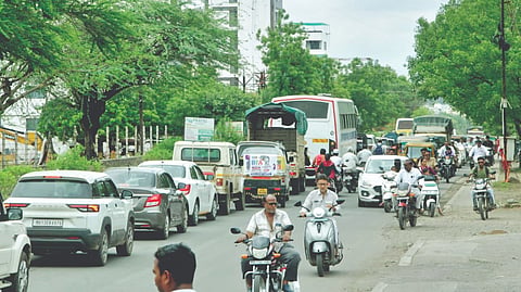 Solapur News: रस्ता वाहतूक सुरळीत कधी होणार ?