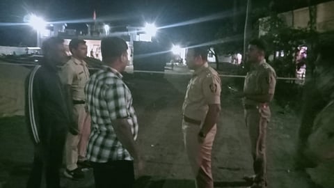 घटनास्थळी पोलीस अधिकाऱ्यांनी माहिती घेतली. 