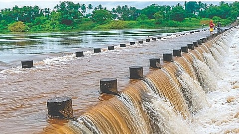 कुरुंदवाड : चार दिवस सुरू असणाऱ्या संततधार पावसामुळे नद्यांची पातळी वाढली आहे. राजापूर बंधाऱ्यावरून वाहत असलेले कृष्णा नदीचे पाणी. 