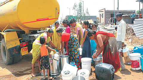 Solapur Water shortage: अजूनही ५२ हजार लोक तहानलेलेच