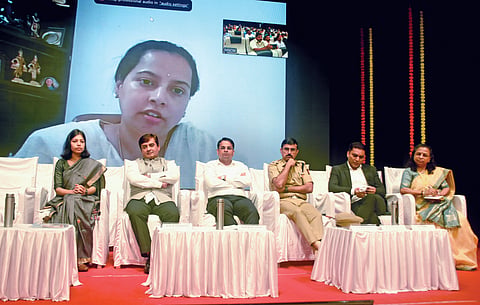 कोल्हापूर : डिजिटल इम्युनिटी उपक्रमाच्या उद्‌घाटनप्रसंगी ऑनलाईन बोलताना महिला व बालविकास मंत्री आदिती तटकरे. शेजारी खासदार धनंजय महाडिक व इतर.                               