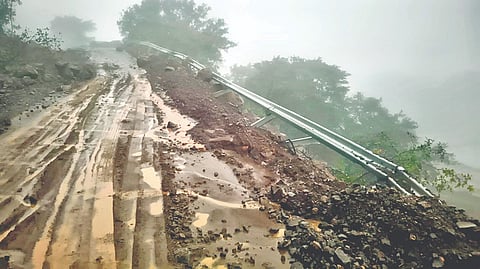 Satara news: मेढा–बामणोली मार्गावर दरडींचा वाढता धोका