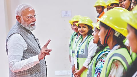 पचपदरा (राजस्थान) : पंतप्रधान नरेंद्र मोदी यांनी शनिवारी येथे देशातील अत्याधुनिक रिफायनरीचे उद्‌घाटन केल्यानंतर तेथील तंत्रज्ञांशी संवाद साधला.