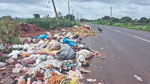 Belagavi News: शहरातील कचरा येळ्ळूर रस्त्यावर