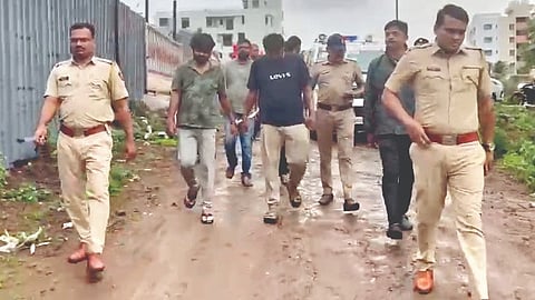 कोल्हापूर : एक कोटीच्या खंडणीसाठी बांधकाम व्यावसायिकाचे अपहरण करणाऱ्या कुख्यात गुंड अजित तिवडेसह संशयिताना रुईकर कॉलनी, कळंबा रिंगरोडवर रविवारी फिरविण्यात आले.